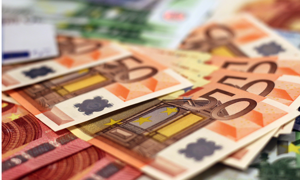 Al momento stai visualizzando MENTRE LE BANCHE FANNO IL PIENO DI UTILI, A SCAPITO DEI CLIENTI, IL GOVERNO “GRAZIA” LE BANCHE